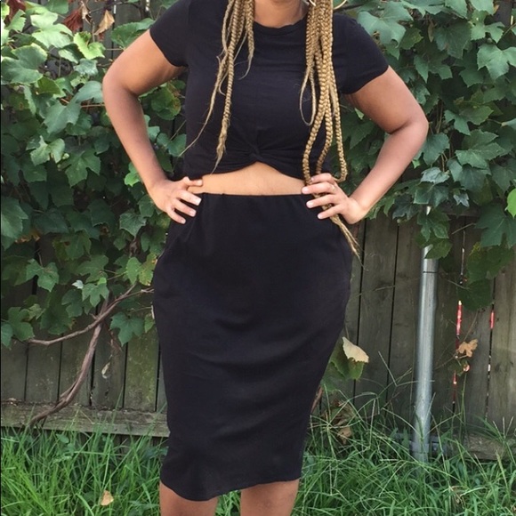 A black pencil skirt - Picture 2 of 3